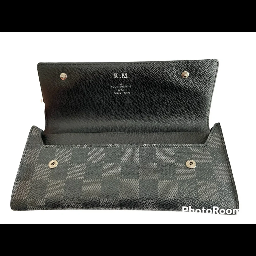 Louis Vuitton Damier Graphite Canvas
Double Snap Wallet - Picture 2 of 9
